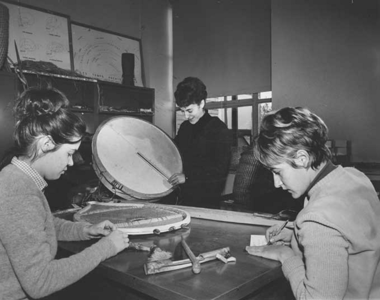 «Trois étudiantes du département d’anthropologie», 23 septembre 1963. Ces étudiantes étaient Michèle Bonenfant, Andrée Michaud et Josée Mailhot.