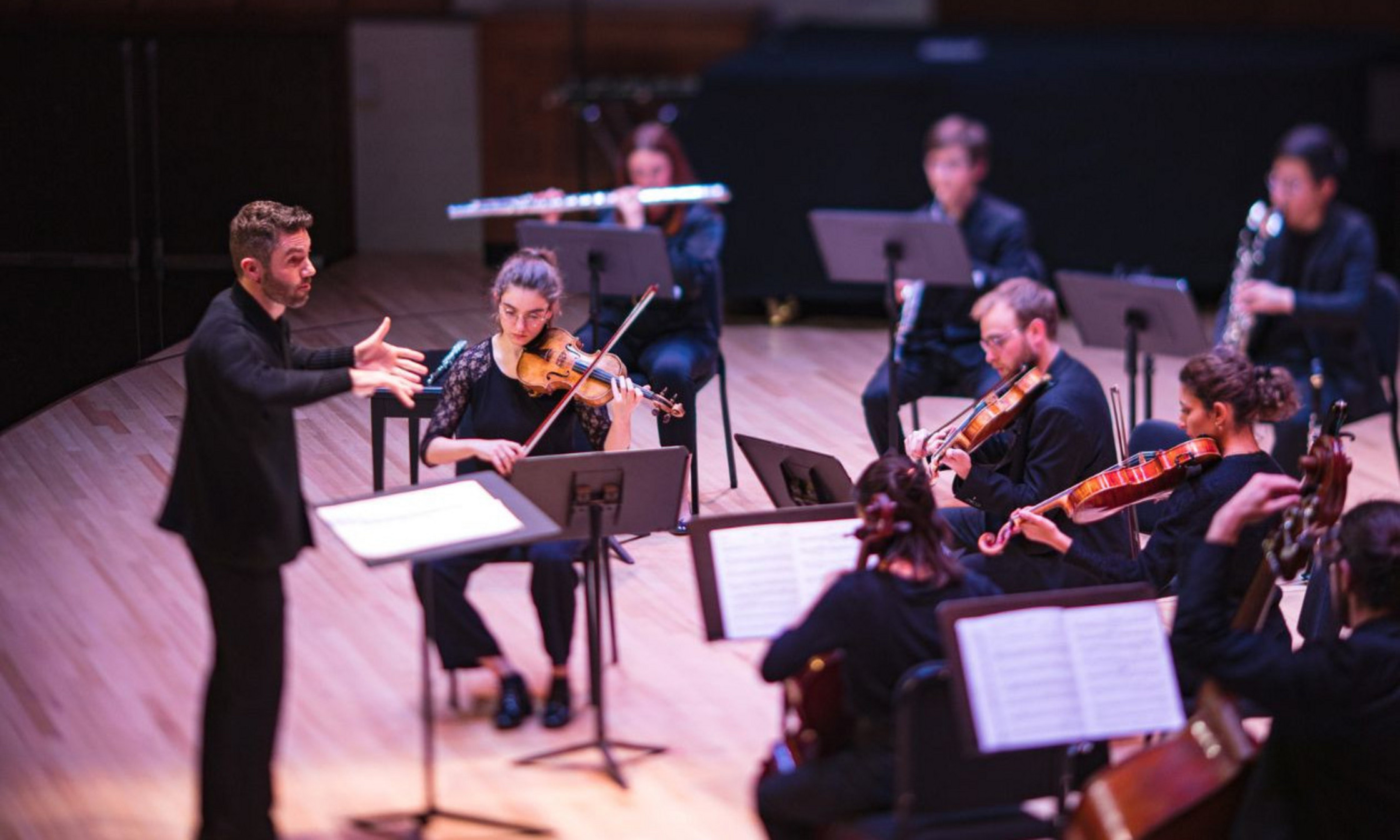 Jean-Michaël Lavoie dirige l’Ensemble de musique contemporaine de l’UdeM, qu’on pourra entendre les 25 novembre et 2 décembre dans le cadre du Festival Vibrations.