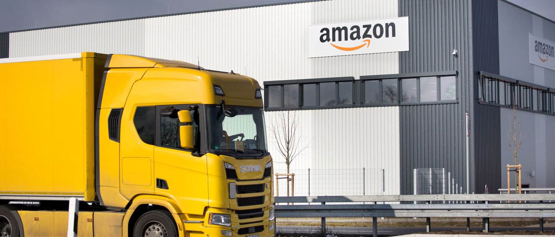 Pendant la période couverte par l'étude, Dollarama a eu recours à une cascade d'agences de placement pour recruter son personnel, rendant quasi impossibles l'application des normes du travail et la syndicalisation. Chez Amazon, le taylorisme numérique régnait: des algorithmes assignaient les tâches, encadraient leur durée et pouvaient déclencher des avertissements automatiques menant au congédiement.