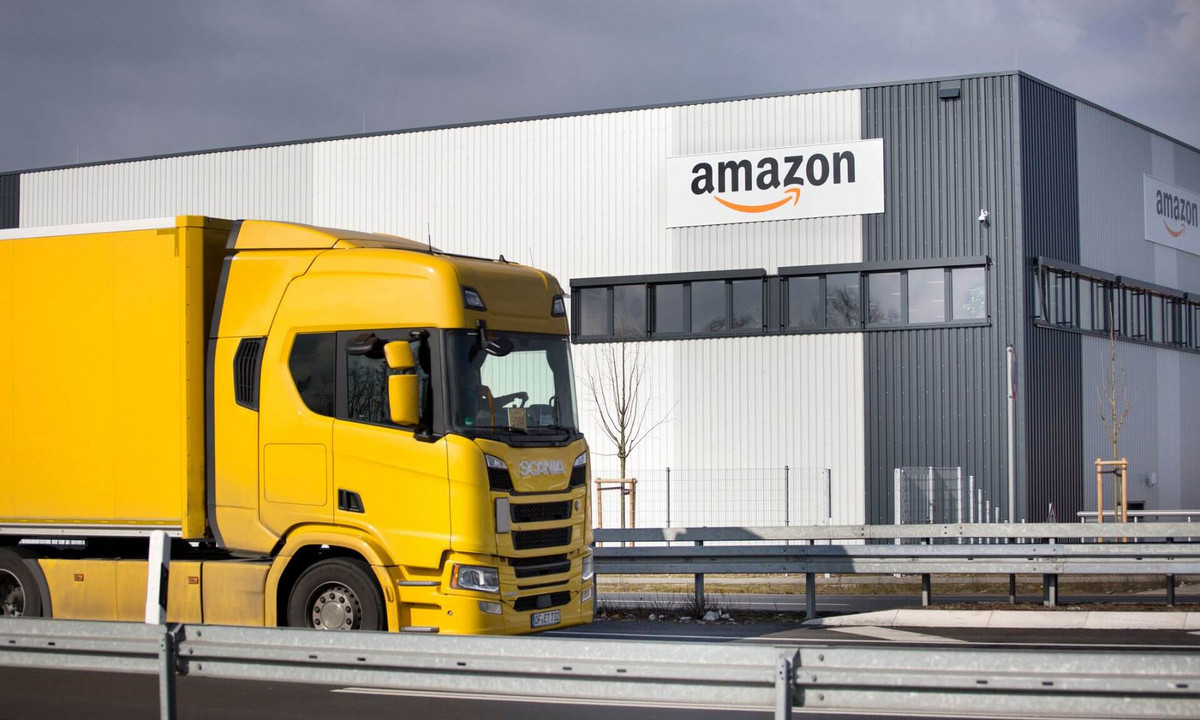 Pendant la période couverte par l'étude, Dollarama a eu recours à une cascade d'agences de placement pour recruter son personnel, rendant quasi impossibles l'application des normes du travail et la syndicalisation. Chez Amazon, le taylorisme numérique régnait: des algorithmes assignaient les tâches, encadraient leur durée et pouvaient déclencher des avertissements automatiques menant au congédiement.