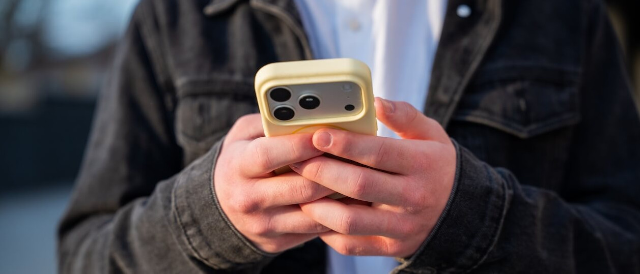 Un homme consulte son téléphone intelligent.