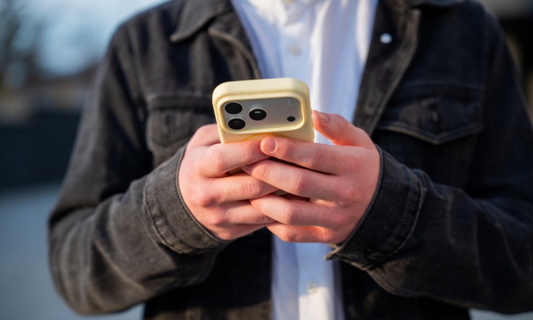 Un homme consulte son téléphone intelligent.