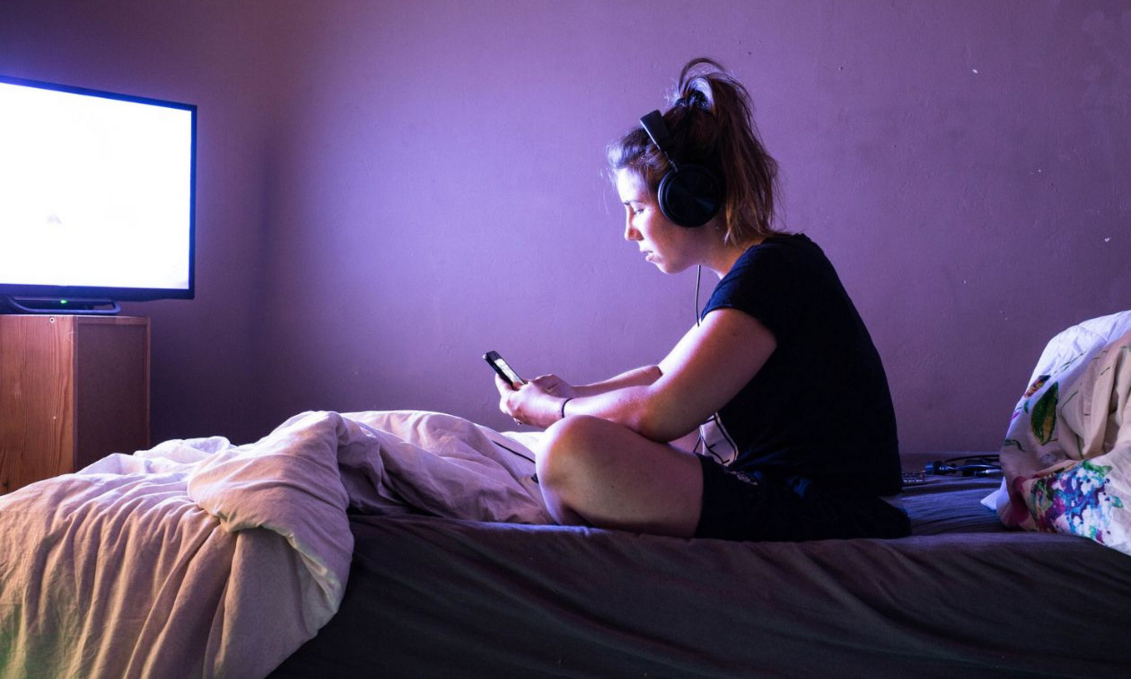 Quand les écrans se retrouvent dans la chambre des adolescentes et des adolescents, ces derniers y ont davantage accès de façon recluse, illimitée et non supervisée. L’exposition aux écrans est donc potentiellement plus grande et les contenus moins adéquats.