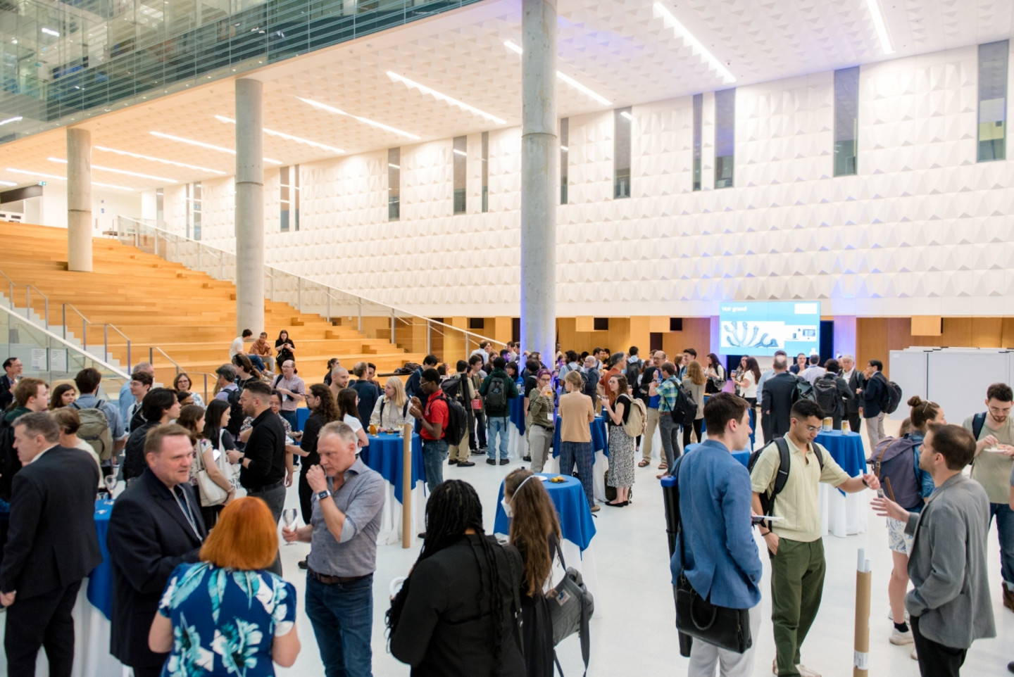 Le cocktail dans l'atrium du campus MIL lors du 3ᵉ Symposium scientifique du CIB