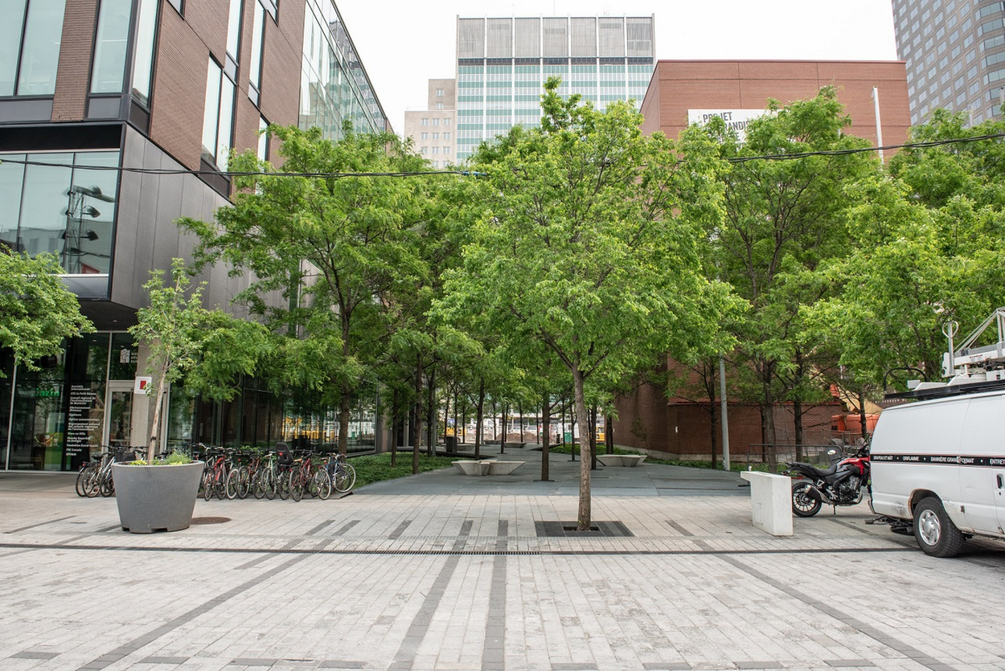 La place Hydro-Québec est un bon coup architectural : offrant un mobilier urbain dispersé dans des zones d’ombre qui inclut un point d’eau, il favorise la mixité avec ses zones à la fois intimes et sécuritaires.