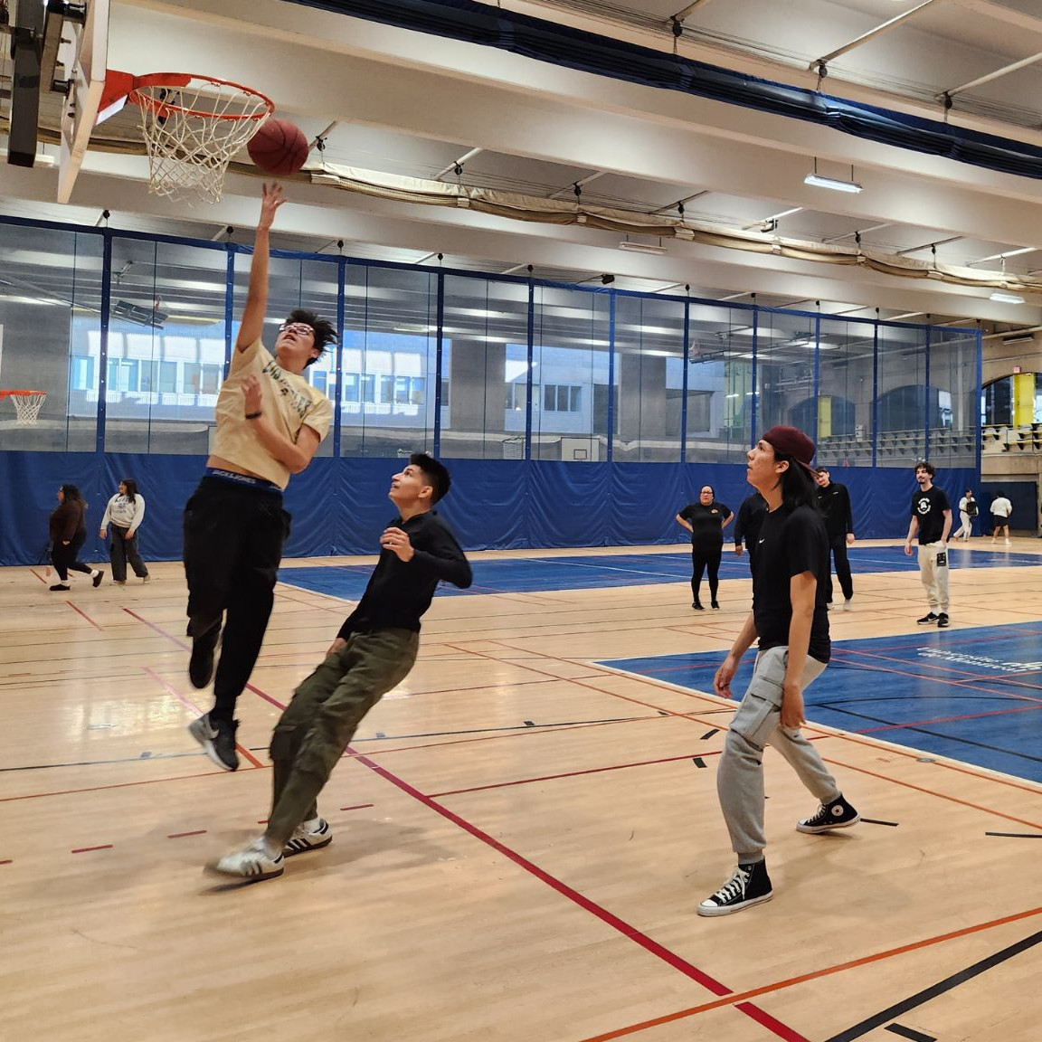 Les jeunes de Wemotaci durant l'activité de basketball.
