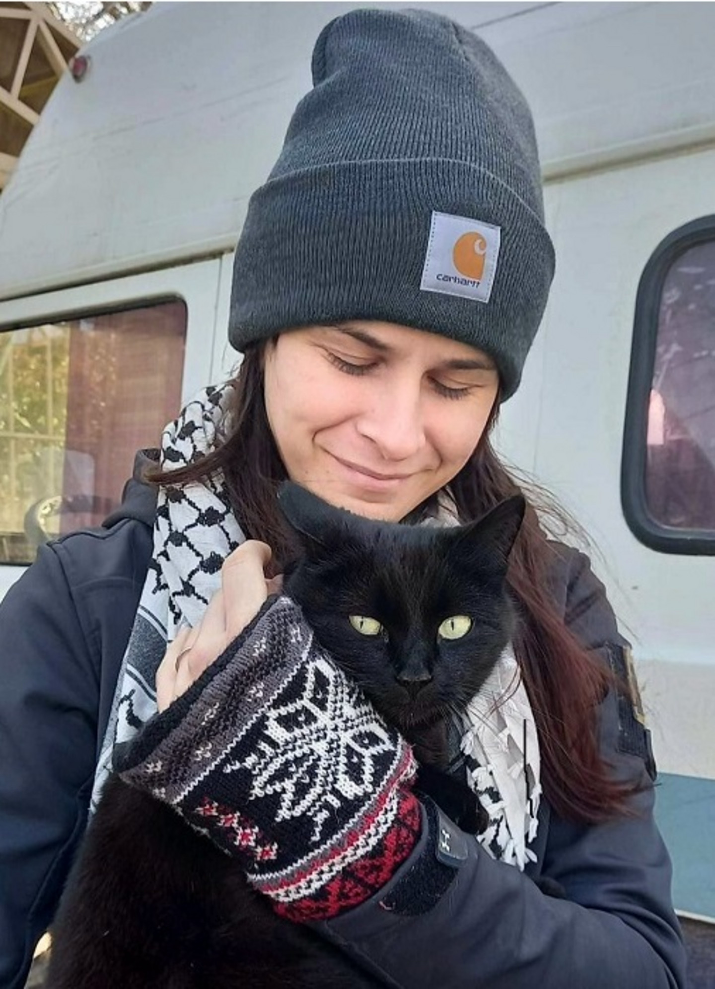 Gabrielle Joni Verreault avec un chat, près du refuge pour animaux créé par Anna Kurkurina, lors d'une de ses sorties. 