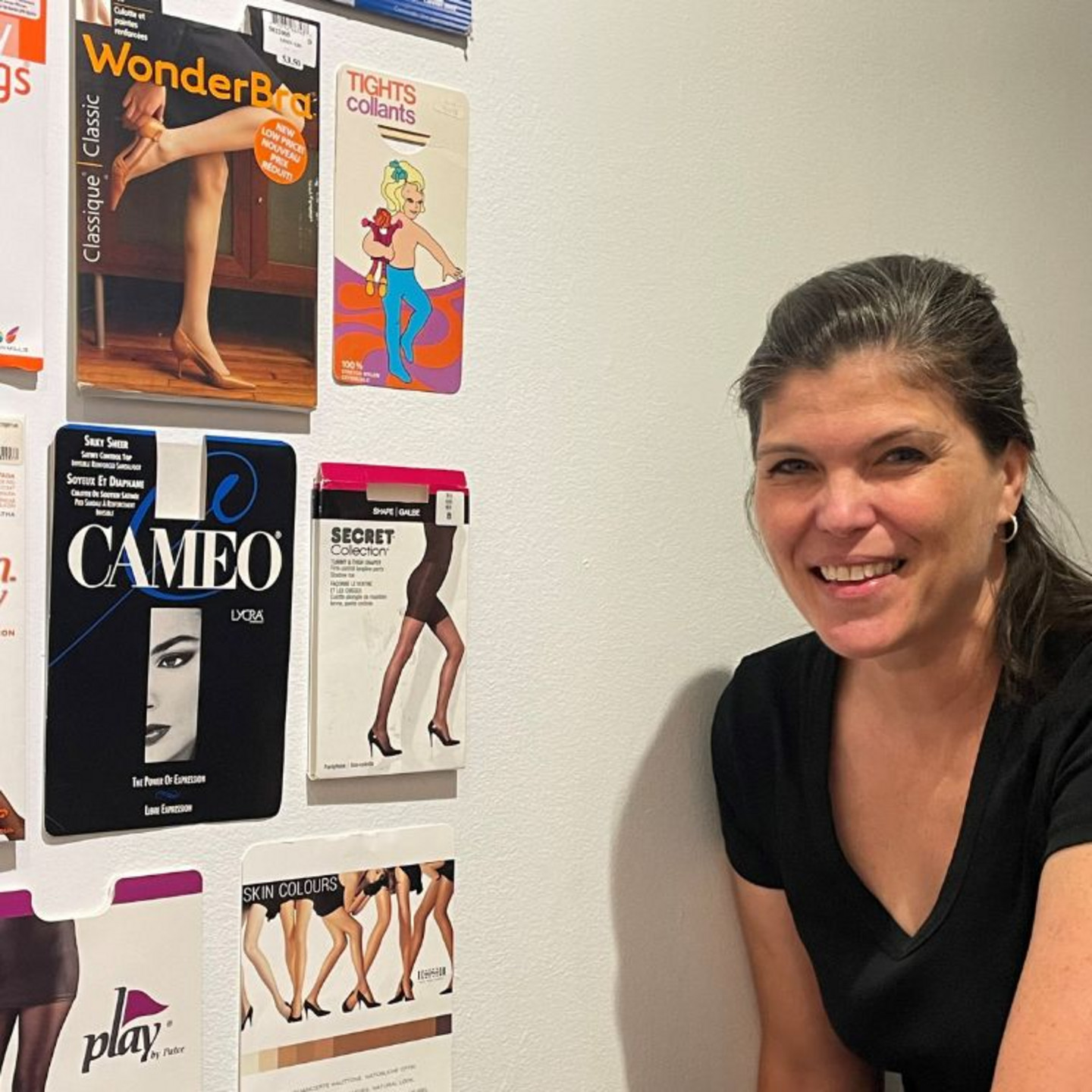 Catherine Mussely, diplômée en histoire de l’art, fut mannequin pendant ses études et figura notamment sur la jaquette des bas collants Caméo. Vingt ans plus tard, la voici aux côtés d’une partie de l’œuvre Stocking Room.