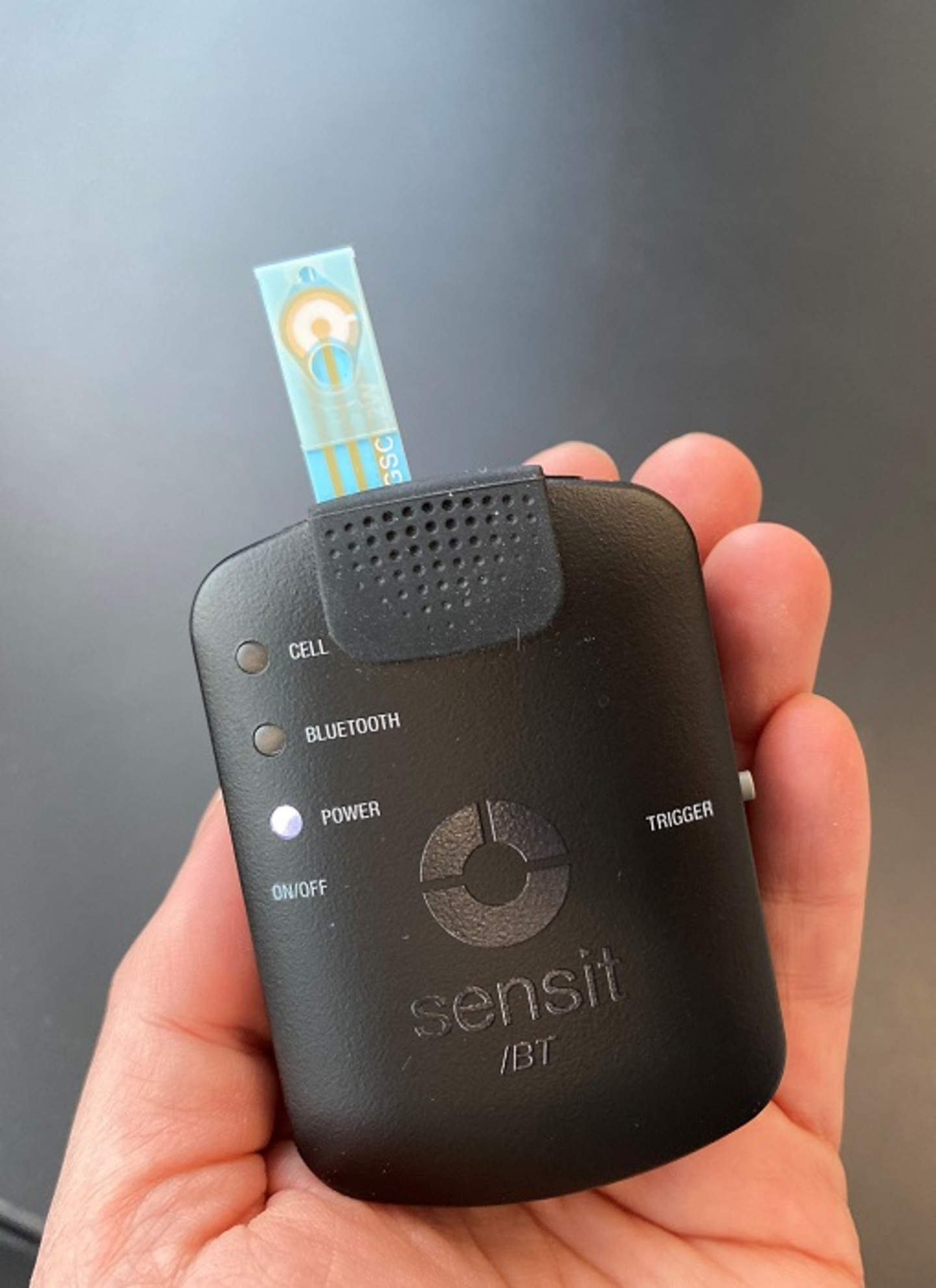 Détecteur de drogue permettant d'effectuer un test rapide à partir de la salive ou le sang.