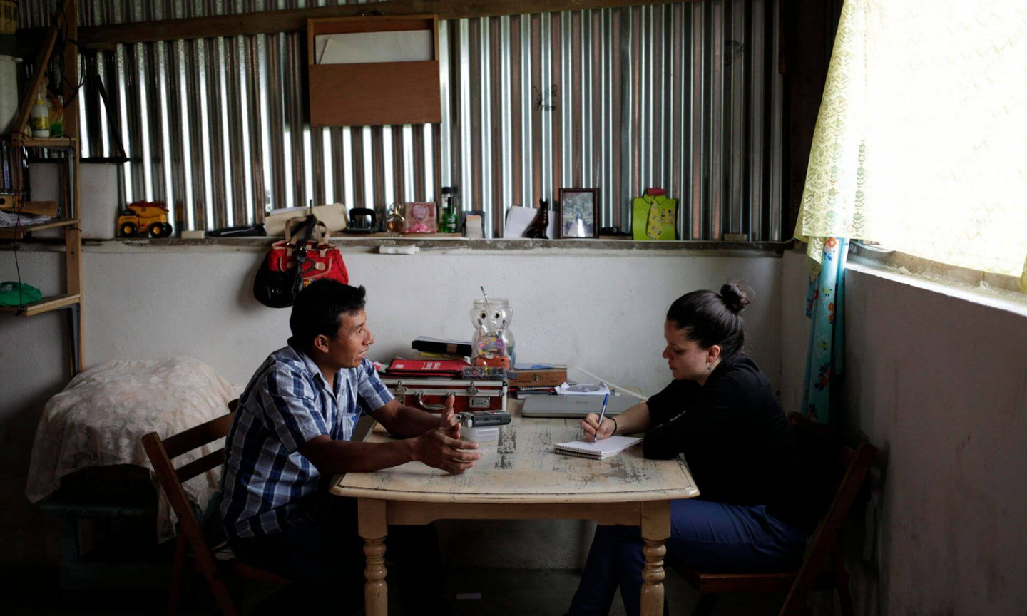 Dans sa maison au Guatemala, Jorge Ajquejay raconte à Sarah Champagne qu'il a dû s'endetter pour payer une lourde somme à un intermédiaire afin de travailler au Québec. Peu après son arrivée, son employeur l'a forcé à participer à la culture de champignons magiques, le plaçant dans une situation très délicate.
