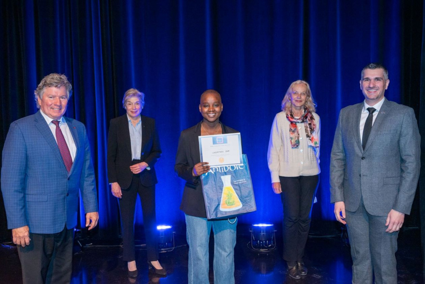 Michel Robitaille, président du jury et président du Centre de la Francophonie des Amériques; Monique Cormier, créatrice du concours d’éloquence «Délie ta langue!» et professeure titulaire au Département de linguistique et de traduction de l’Université de Montréal; Kadiathou One, lauréate (prix Coup de coeur du jury) et étudiante au baccalauréat en sciences de la communications de l’Université de Montréal; Noëlle Guilloton, membre du jury et terminologue agréée; Sylvain Lavoie, président-directeur général du Centre de la Francophonie des Amériques.