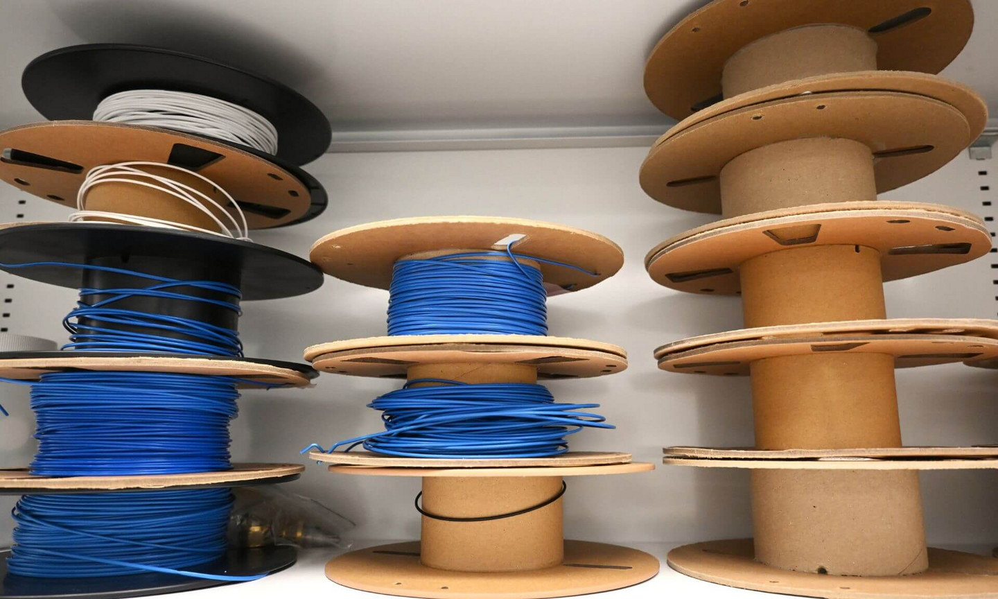 Le plastique a été transformé en long filament et est enroulé sur une bobine.