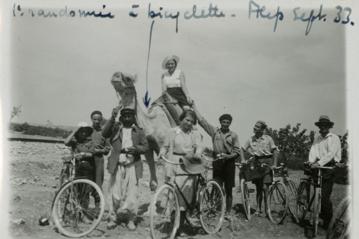 Maryvonne Kendergi en compagnie d’amis à Alep, 1933. 1 photographie: épreuve n&b annotée.