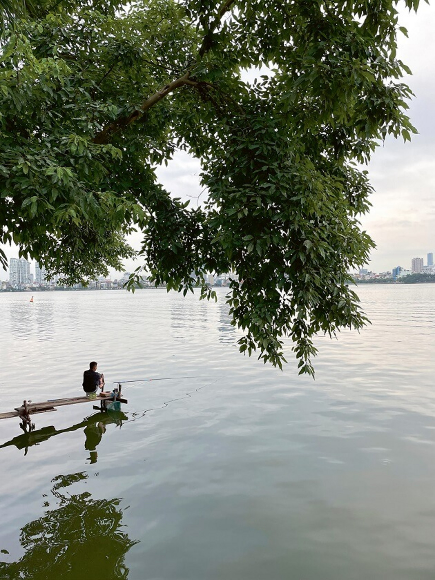 Un pêcheur urbain sur le lac de l’Ouest, à Hanoi