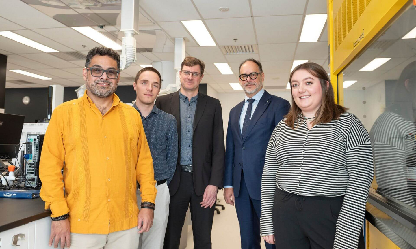 Daniel Jutras is pictured with researchers Carlos Silva and Jean-François Masson, accompanied by postdoctoral fellow Aisla Geddis and doctoral student Corentin Charbonnier.