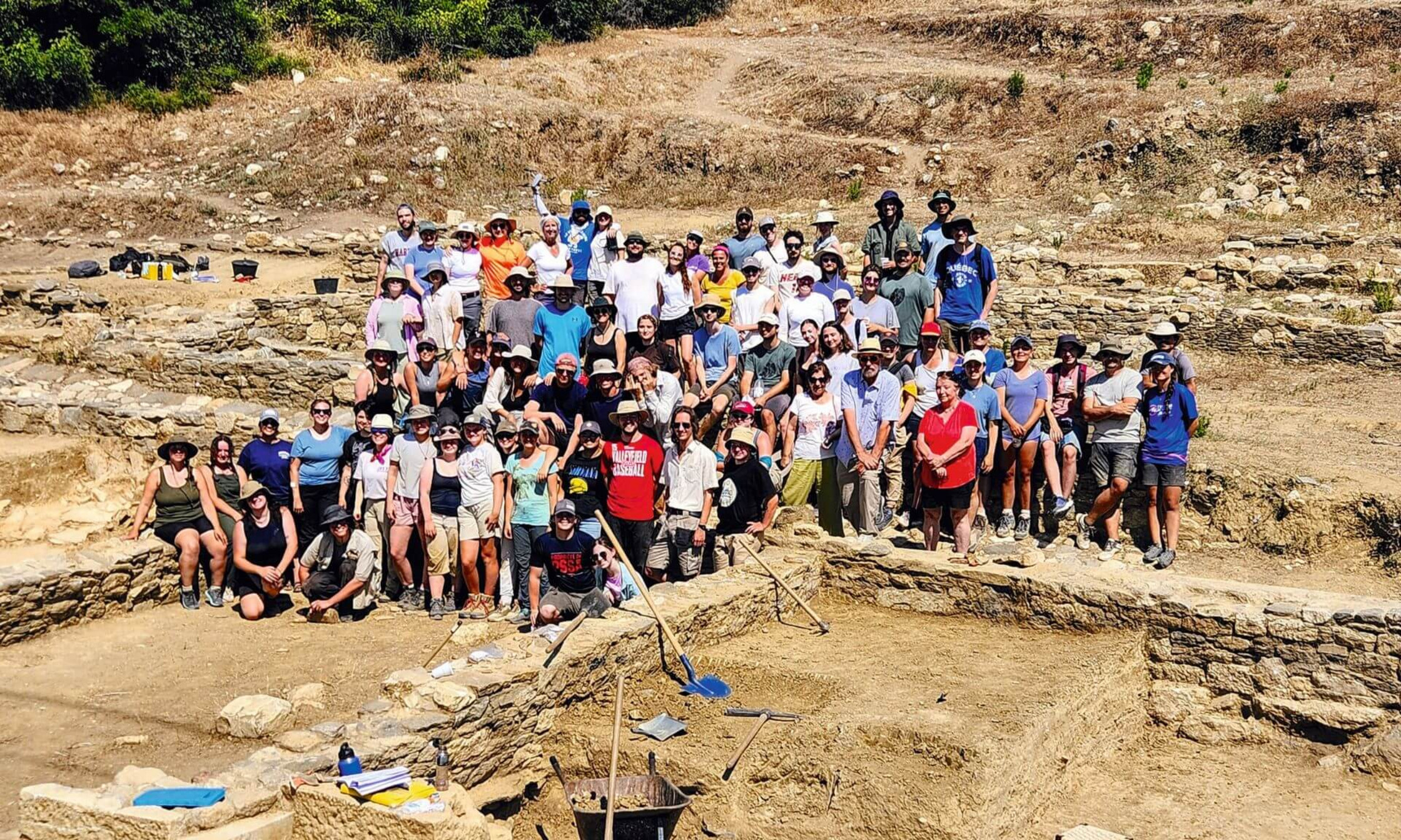 À l’été 2025, Jacques Perreault et ses 12 superviseurs ont accueilli une soixantaine de stagiaires qui ont pris part aux fouilles archéologiques sur le site d’Argilos, en Grèce du Nord.