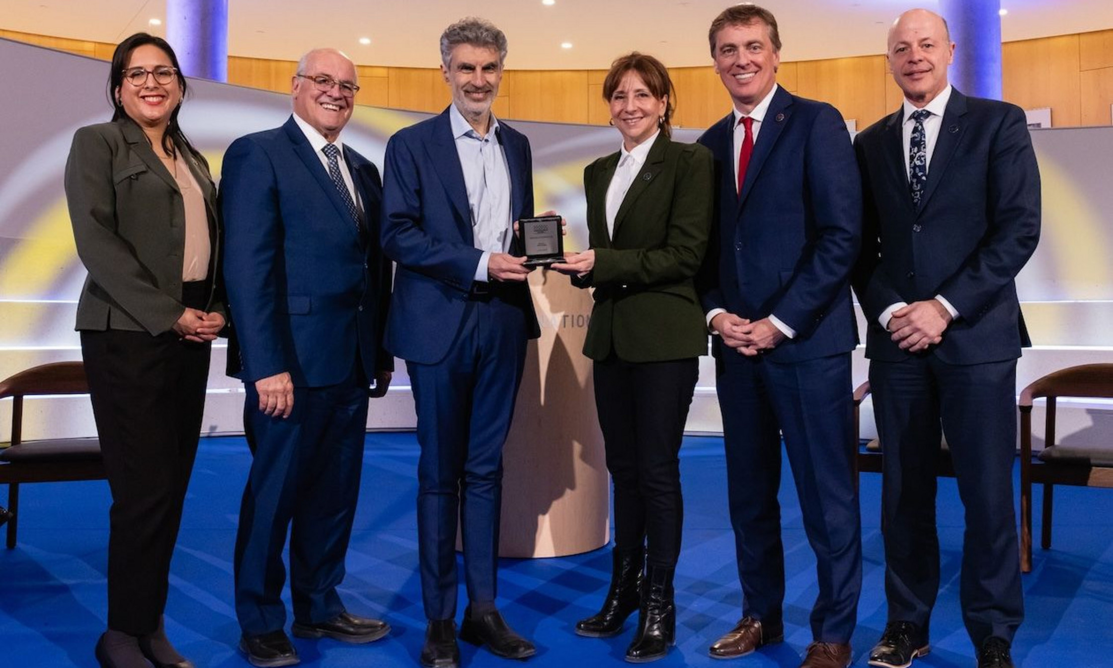 Au centre, Yoshua Bengio, professeur à l’Université de Montréal, en compagnie de Nathalie Roy, présidente de l’Assemblée nationale du Québec.
