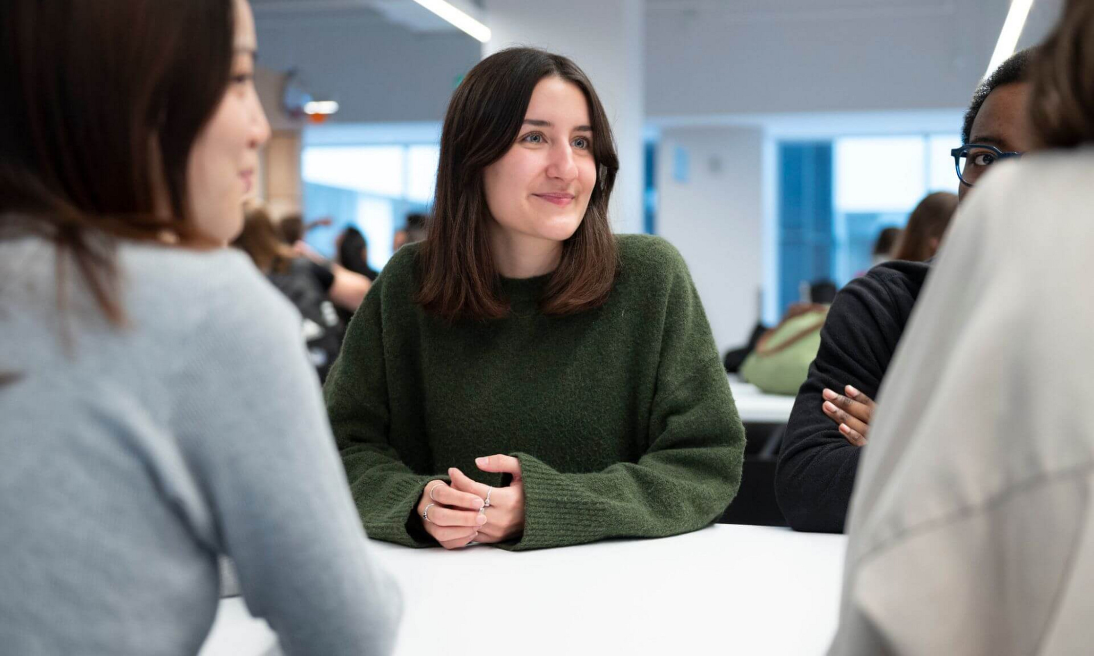 La formation s’adresse aux titulaires d’un diplôme de 1er cycle en lettres, en sciences humaines ou sciences sociales.