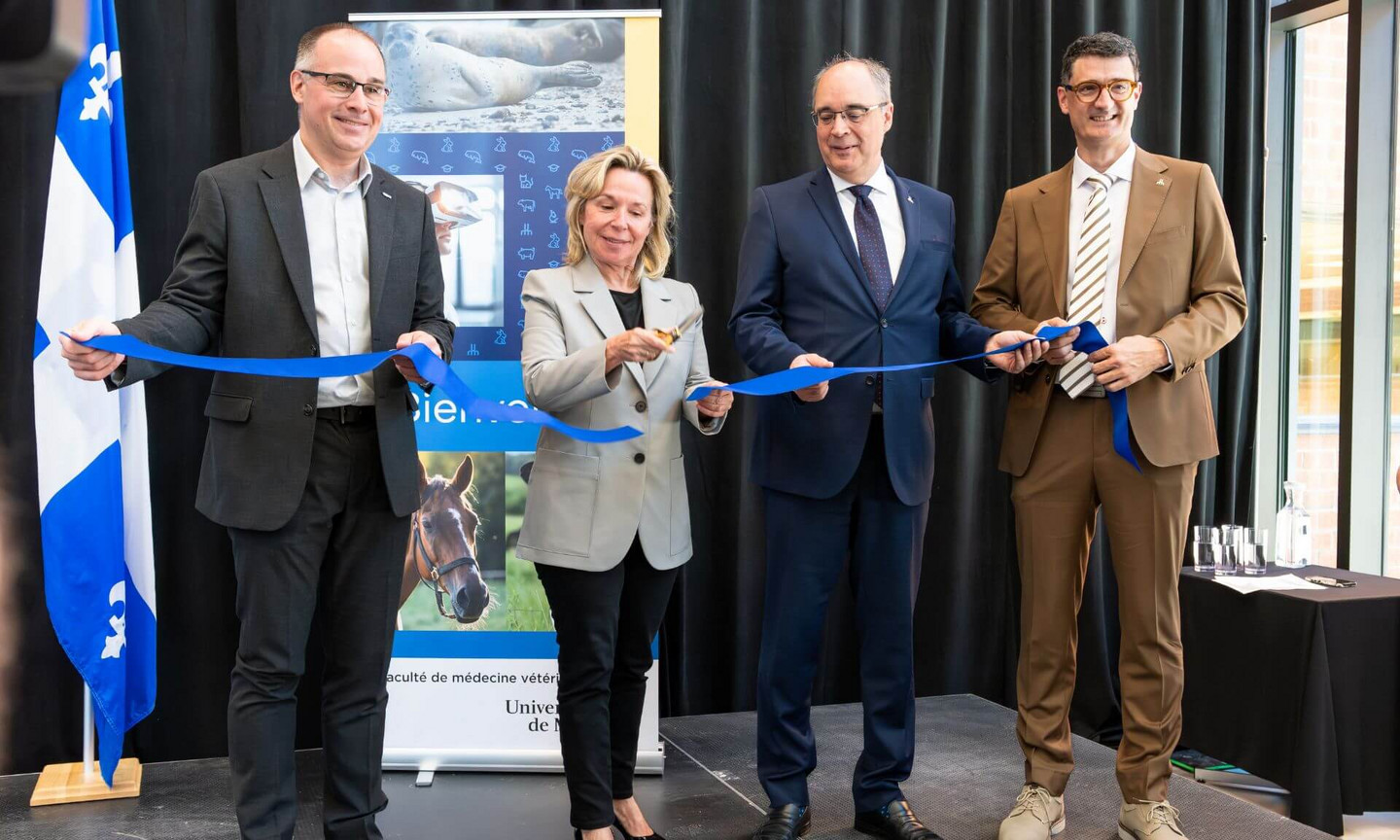 La ministre de l’Enseignement supérieur et ministre responsable de la Condition féminine, Martine Biron, le recteur de l’UQAR, François Deschênes, du vice-recteur à l’administration et aux finances de l’Université de Montréal, Éric Filteau, et du doyen de la Faculté de médecine vétérinaire de l’UdeM, David Francoz.